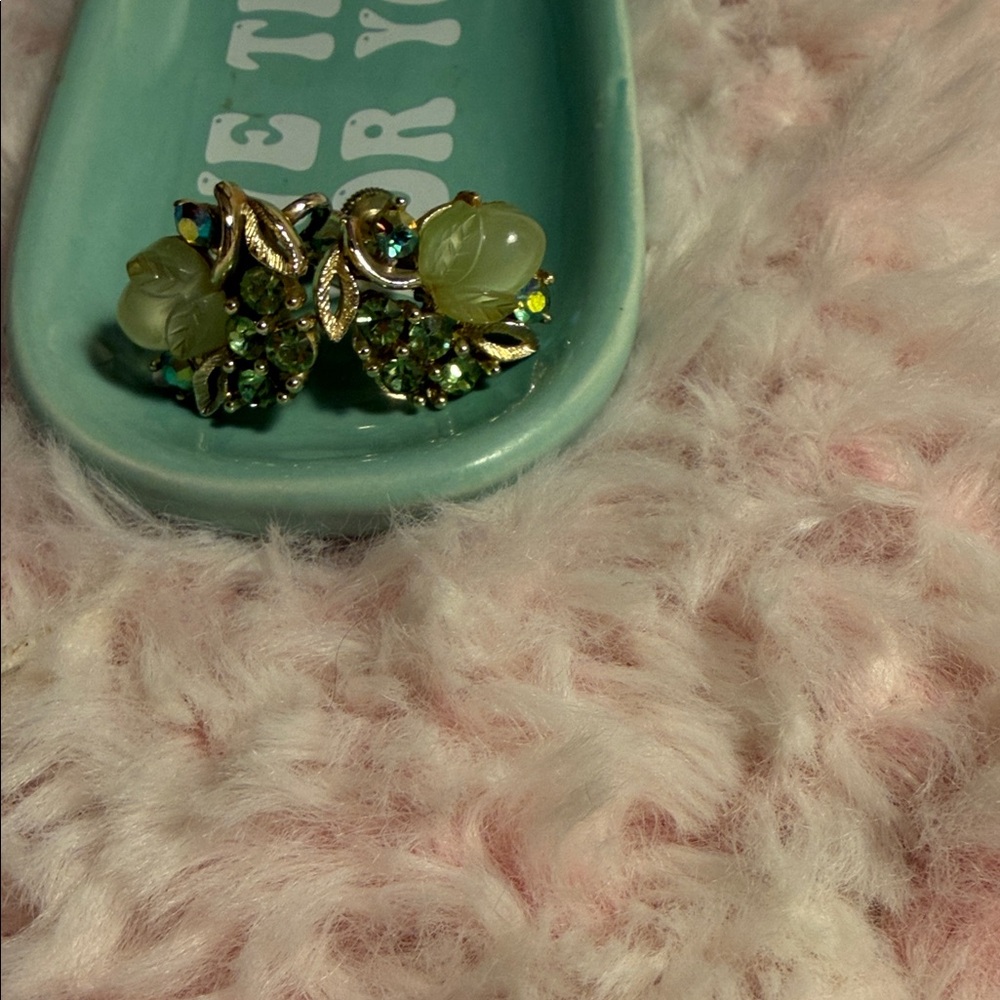 VIntage Lisner Green Floral Earrings screw back